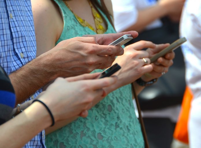 ADOLESCENTES están HIPERCONECTADOS en el MUNDO VIRTUAL, pero muchas veces desligados