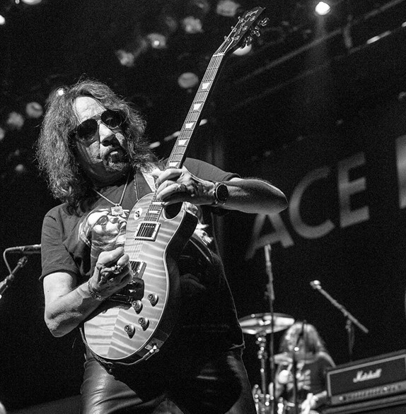 MUERE Ace FREHLEY, guitarrista original de KISS tras un ACCIDENTES en su casa