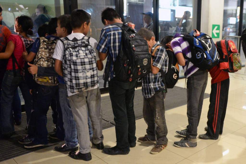 Procesos de INMIGRACIÓN de EU viola los DERECHOS de los NIÑOS; ICE SEXTUPLICA la detención de menores